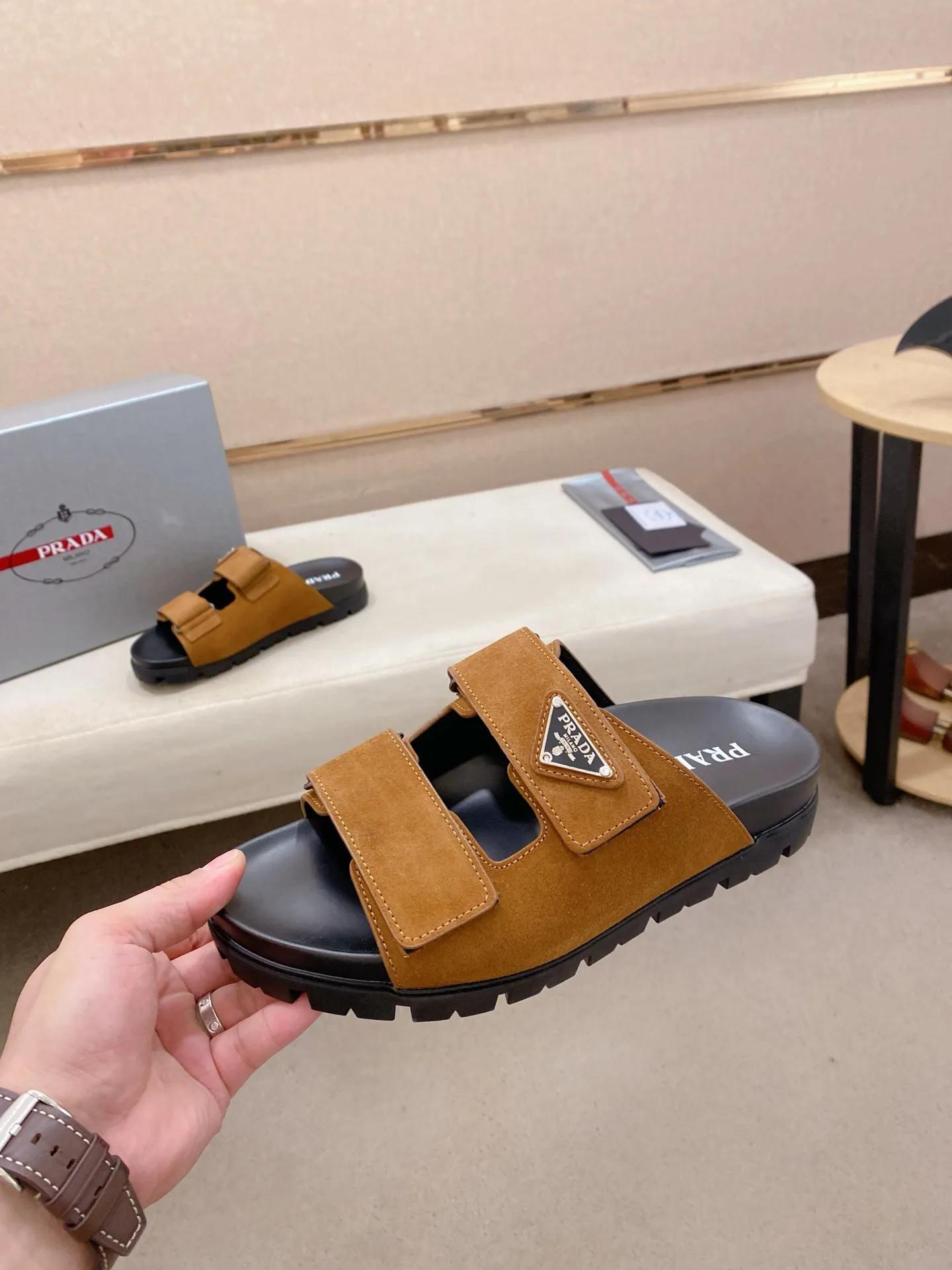 Men's shoes 💰: 440💰 [PRADA Slippers] High-end men's shoes brand official website 1:1 latest masterpiece: original mold opening and customization, the fabric is made of imported suede cowhide original material, upgraded outsole, lighter and non-slip. The market's top quality, simple yet tasteful, a must-have for fashionistas, fashionable at your feet, full of confidence, the same style at the counter 👍The season of summer slippers is here. Code: 38-45
